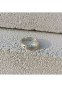 Széles ezüst gyűrű, parti zafírral