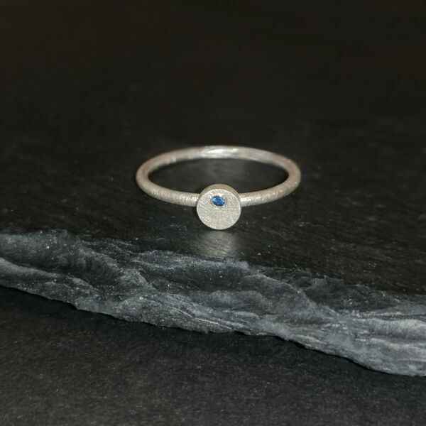 Deco kör ezüst gyűrű kék zafírral