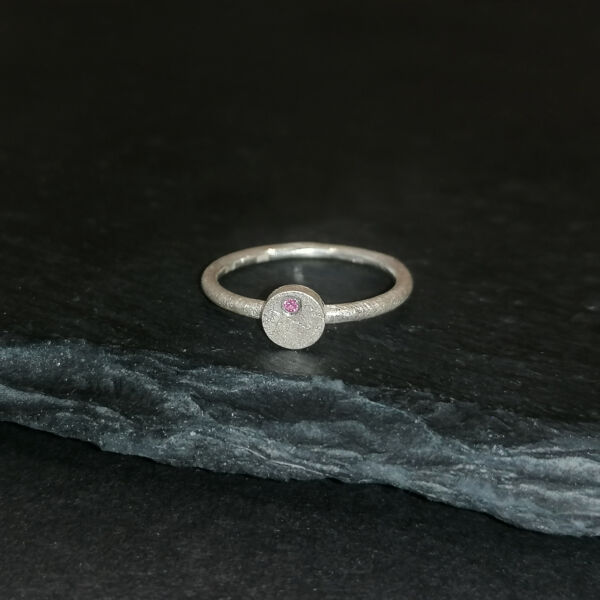 Deco kör ezüst gyűrű rózsaszín zafírral