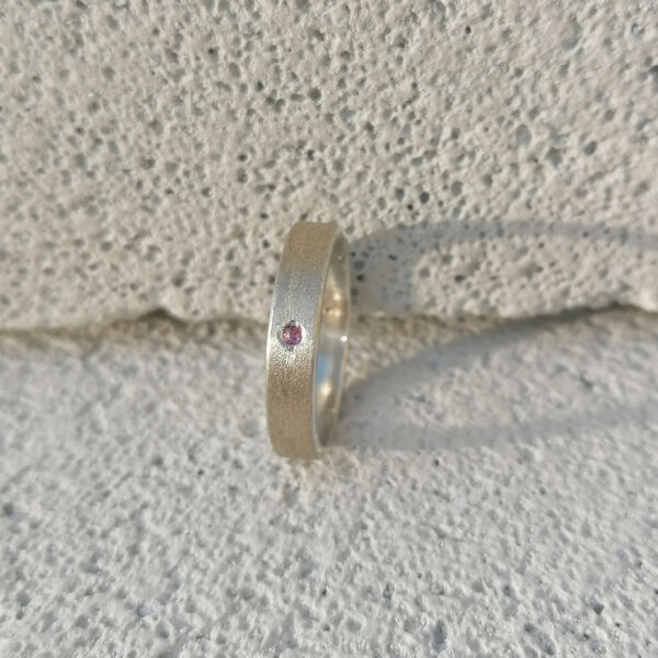 Széles ezüst gyűrű, rózsaszín zafírral